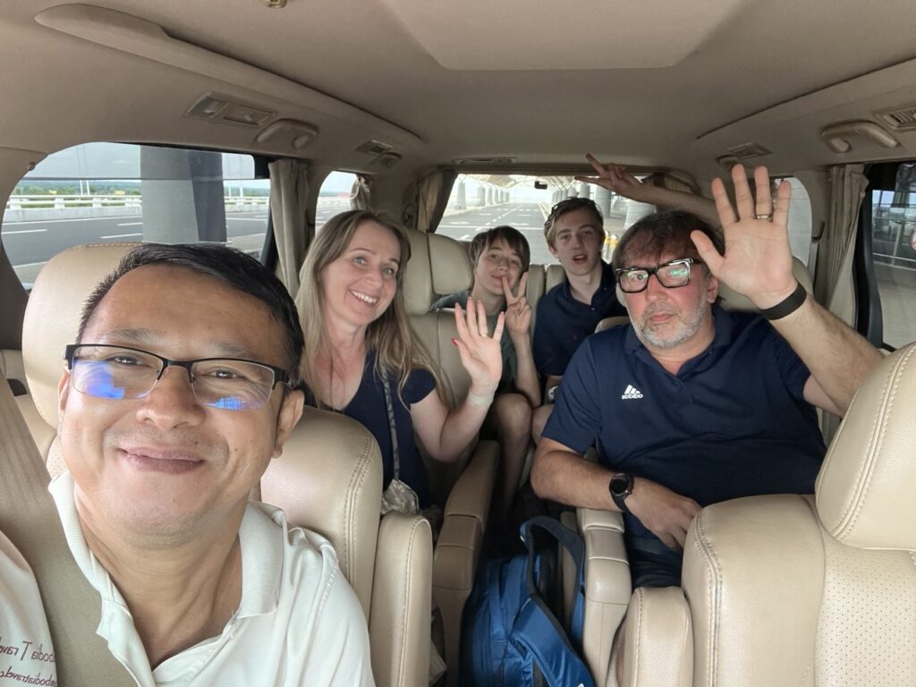 Private taxi Cambodia with local driver